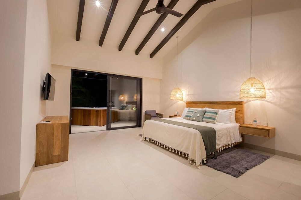 Luxury Room, Hot Tub, Beachside photo 2