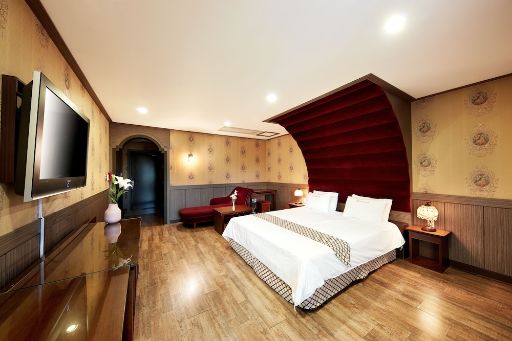 Standard Double Room - Room Rate includes 2 people, Additional pay on site for more than 2 people - Photo 2