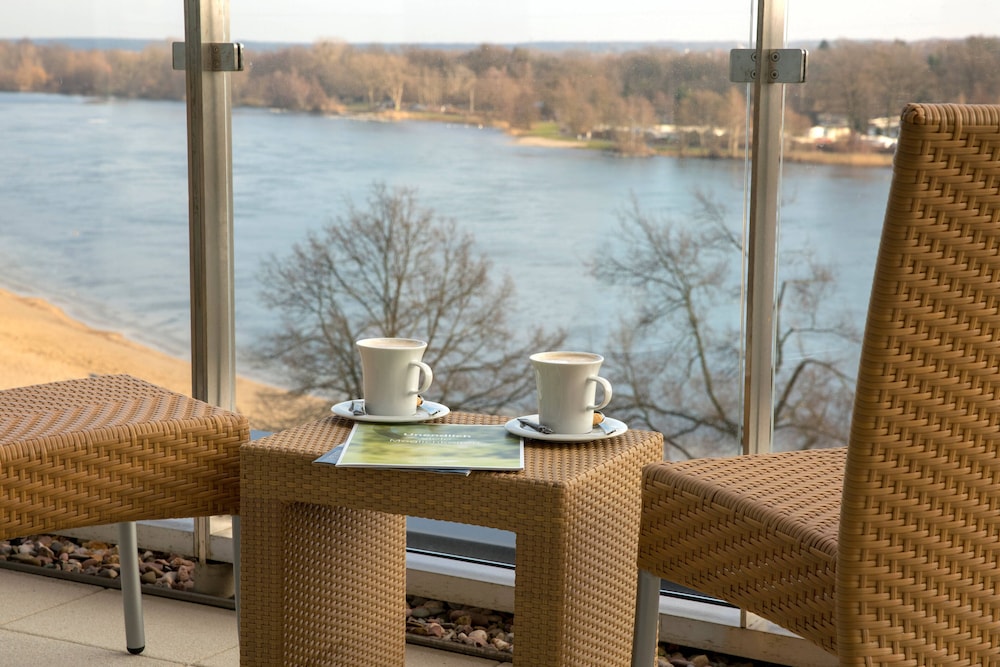 Suite, 1 King Bed, Lake View (Balcony) thumbnail 6