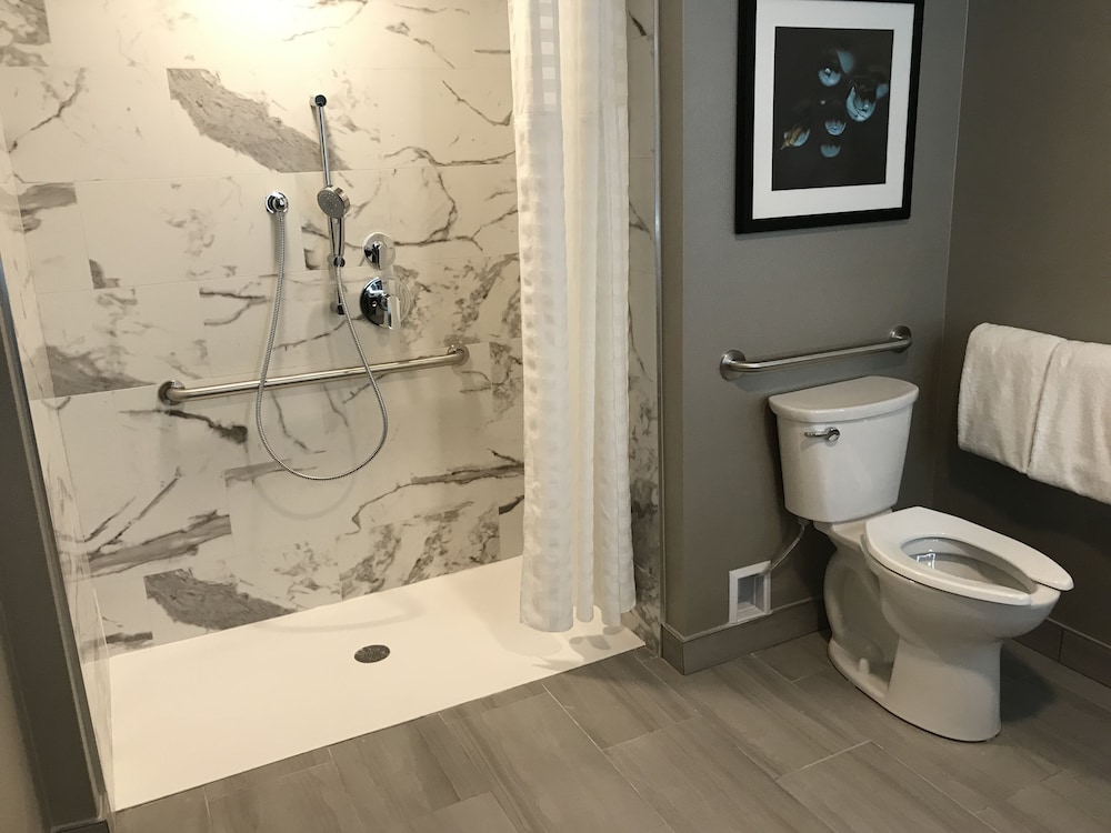 2 Room Suite, 2 Queen Beds,Accessible (Roll In Shower) - Photo 14
