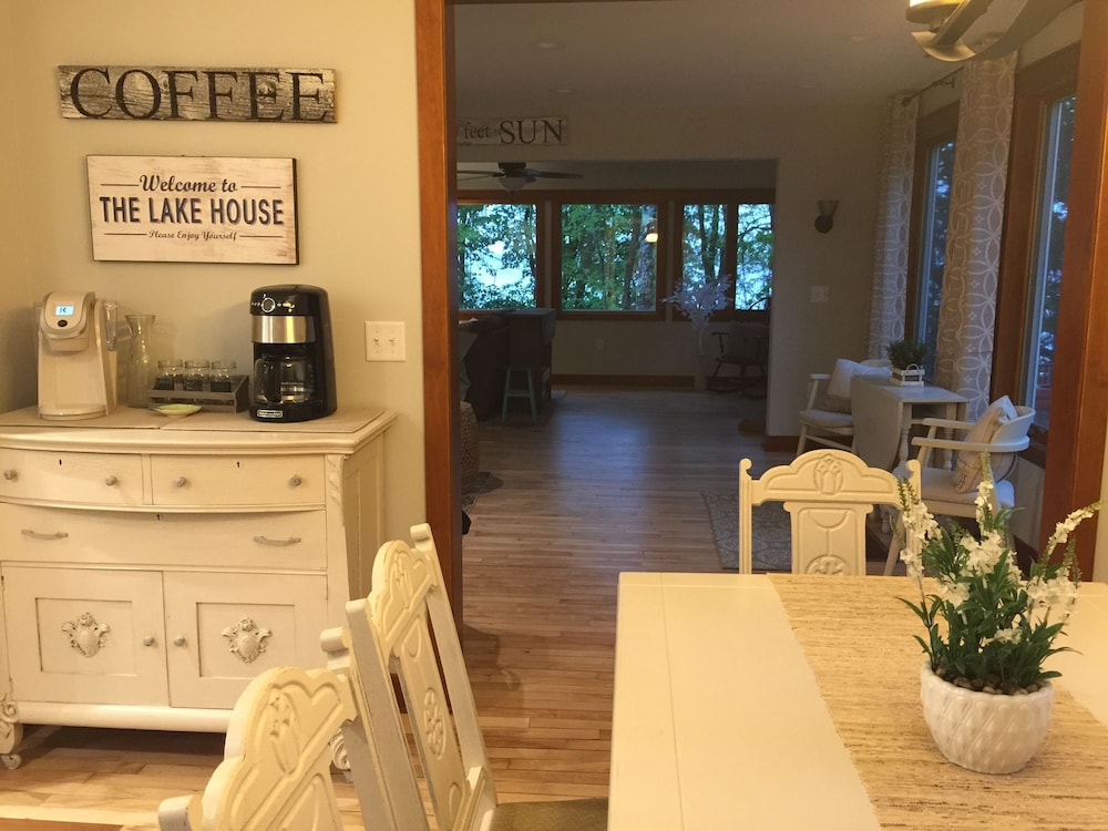 Deluxe House, 4 Bedrooms, Kitchen, Beachside photo 2