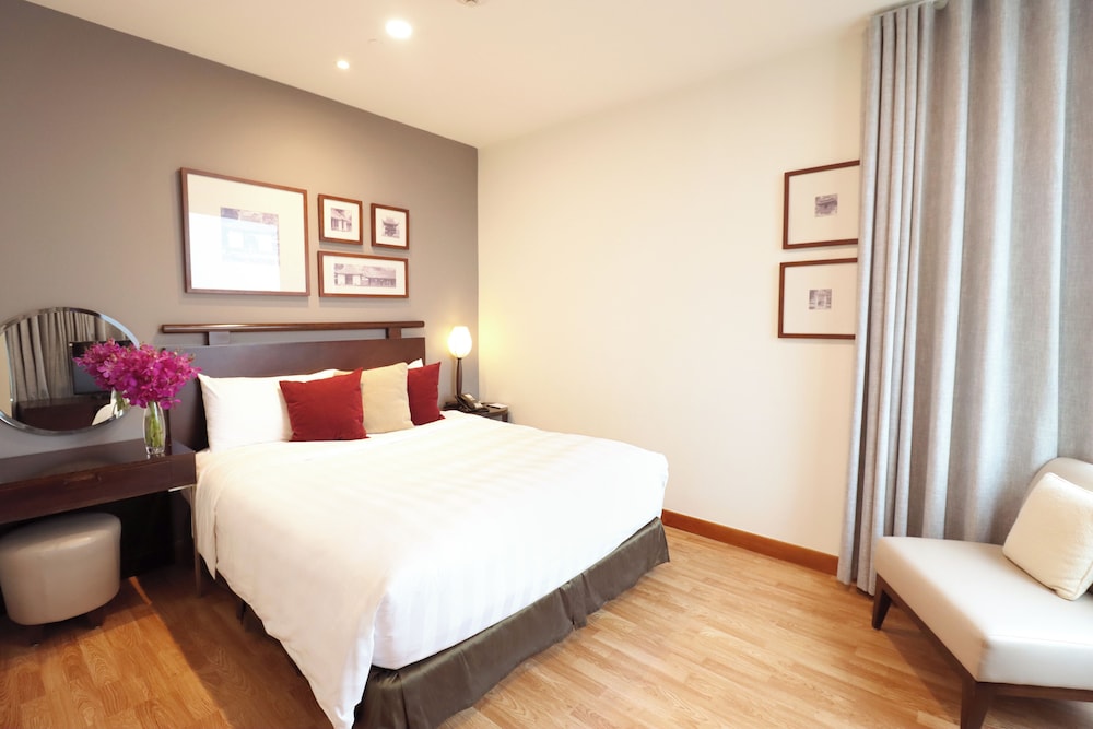 One Bedroom Deluxe Serviced Suite photo 2