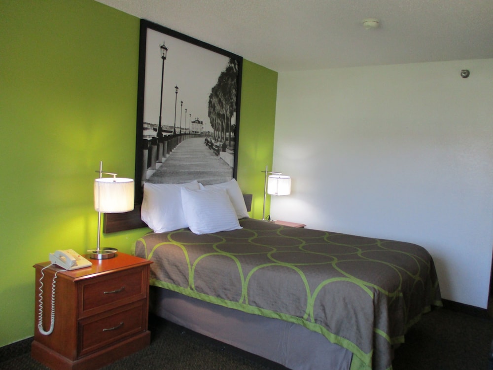 Standard Room, 1 Queen Bed - Photo 10