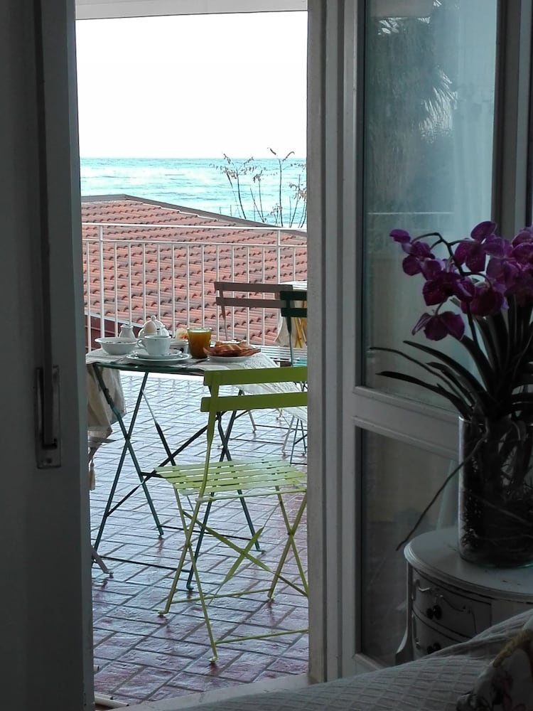 Basic Triple Room, Mixed Dorm, Sea View photo 2