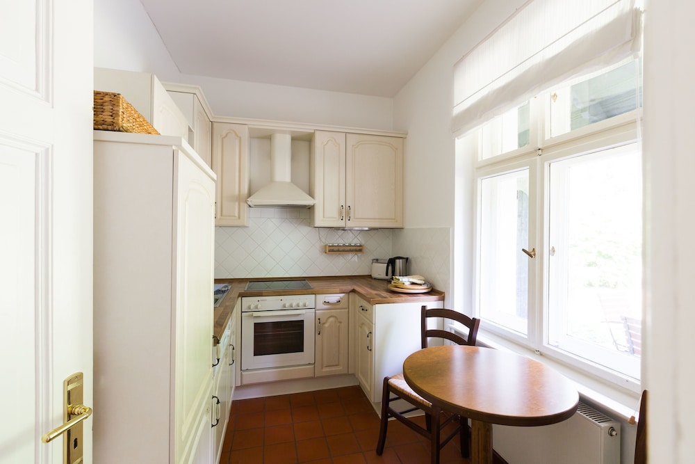 Apartment, 2 Bedrooms, Kitchen, Ground Floor (Stuckwohnung) photo 3