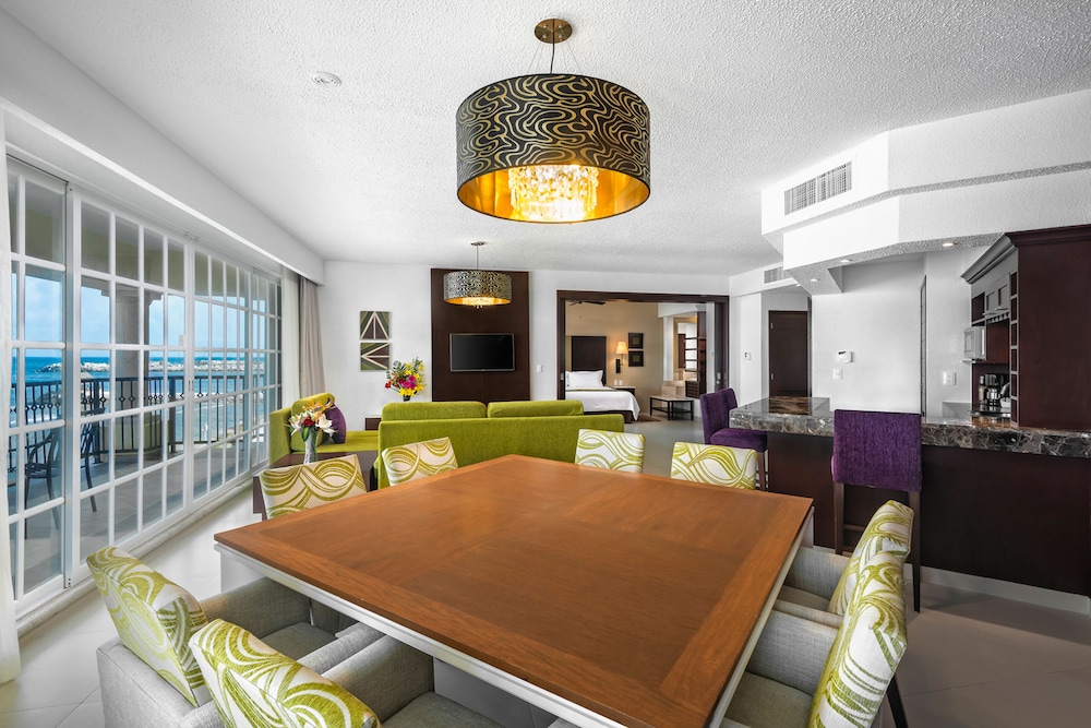 Three Bedroom Suite - Photo 2