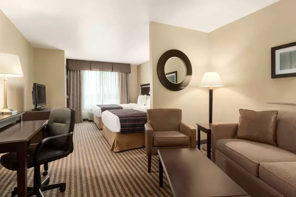 Suite, 2 Double Beds - Photo 2