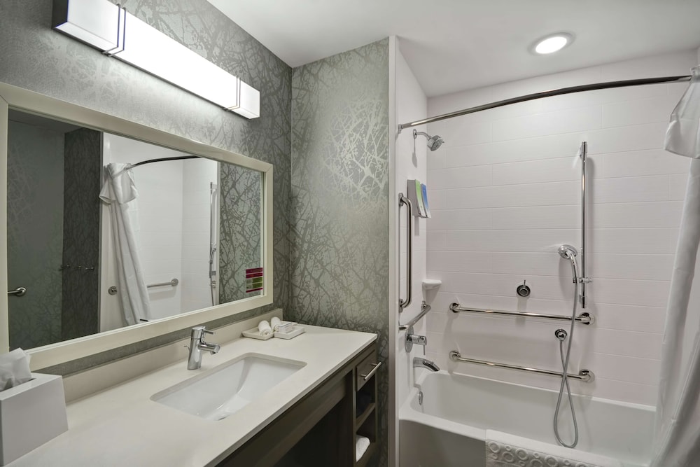 Studio, 2 Queen Beds, Accessible, Bathtub, photo 6