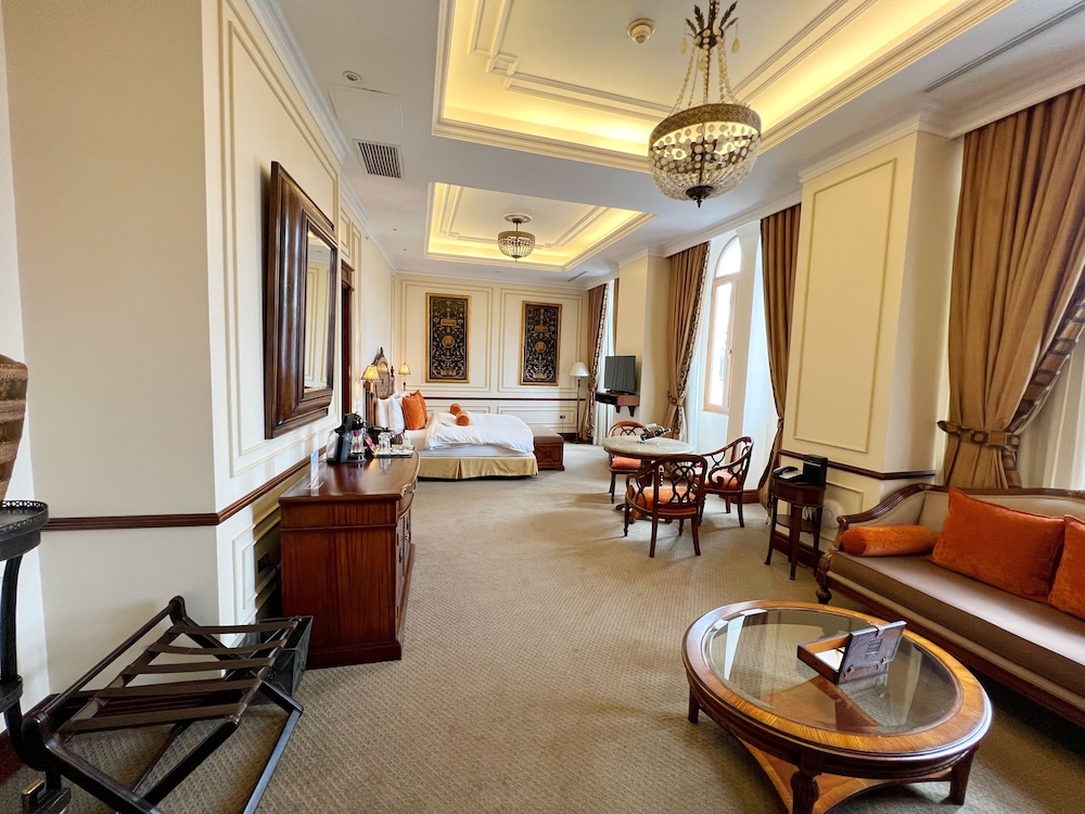 Premium Suite, 1 King Bed, Park View photo 2