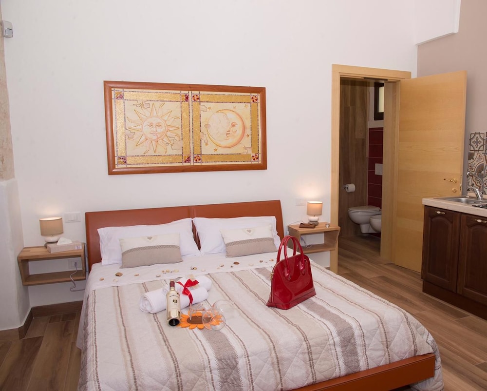 Superior Double Room, Private Bathroom, Courtyard View photo 1