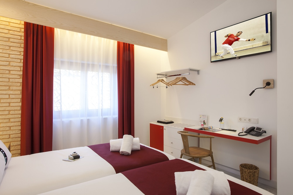 Twin Room - Photo 12