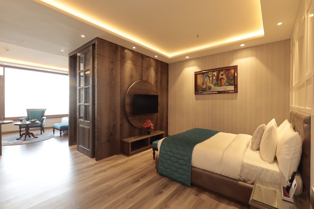 Suite, 1 King Bed, Mountain View