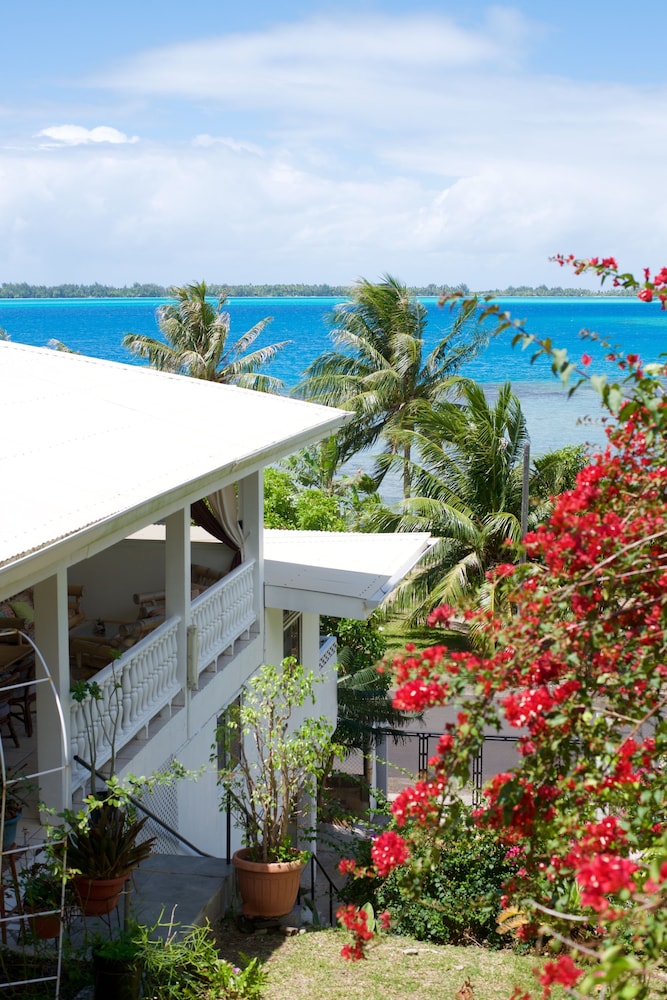 Room, 1 King Bed, Shared Bathroom, Lagoon View (Chambre Moana) photo 2