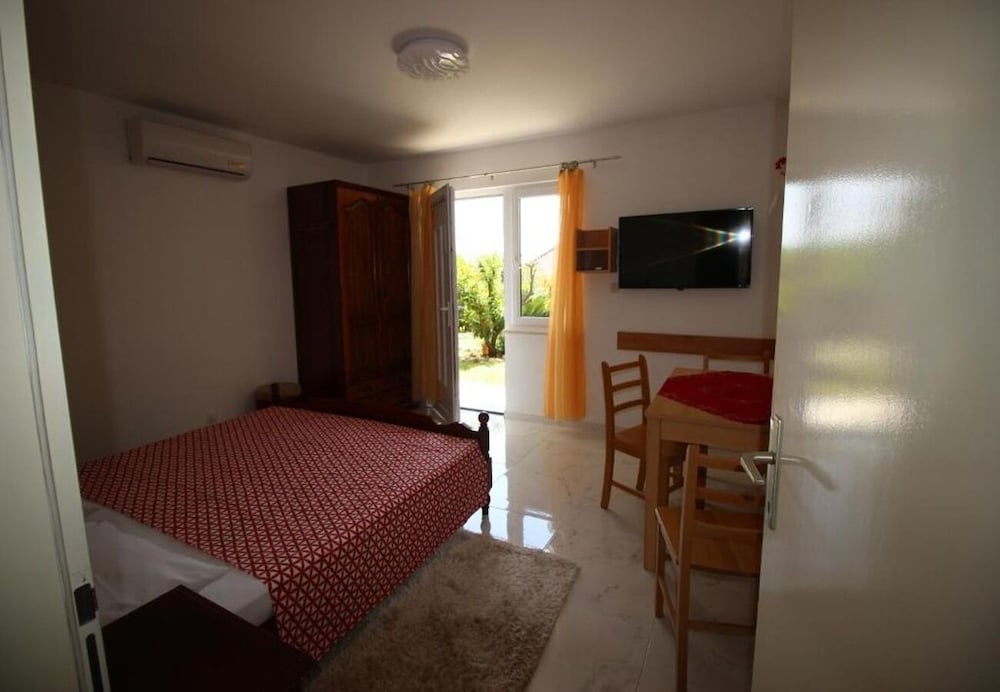 Apartment (Dragi - great location & comfortable )