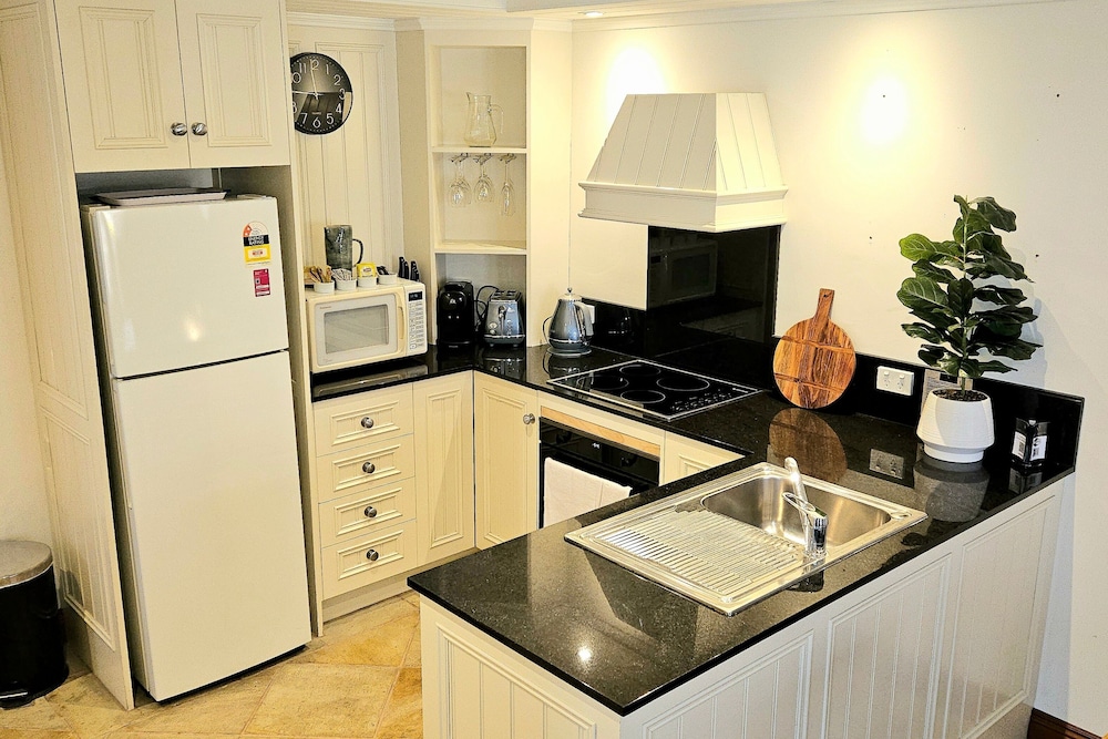 Deluxe Apartment, Courtyard View