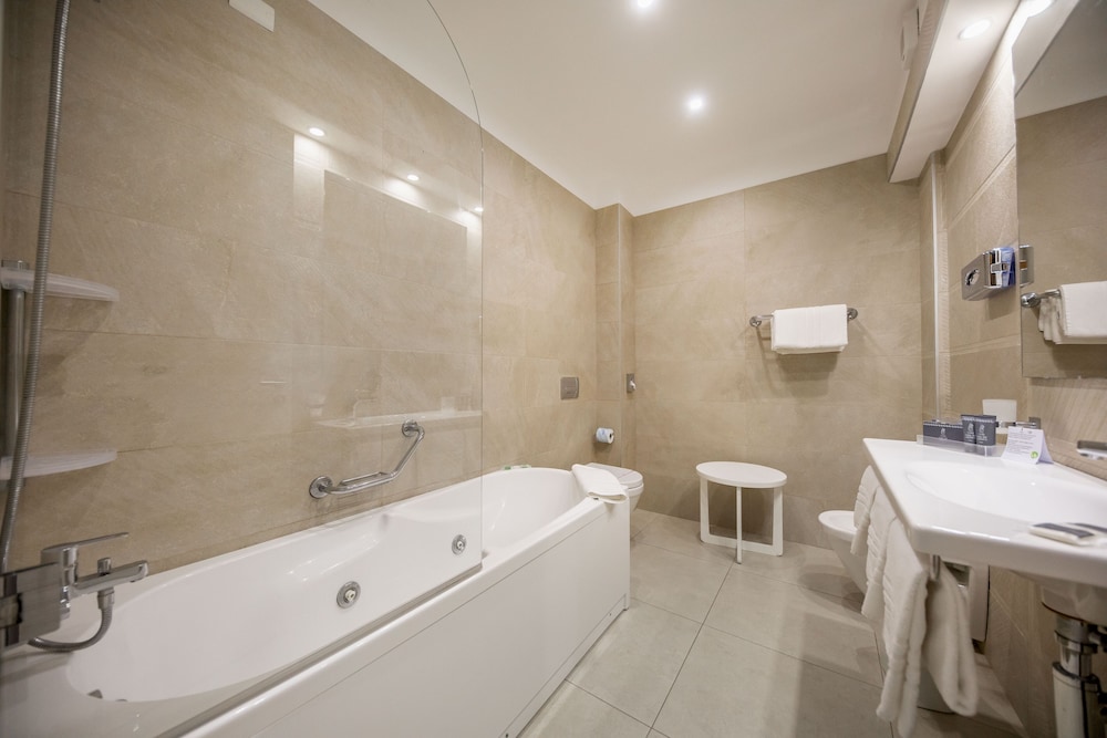 Classic Triple Room - Photo 11