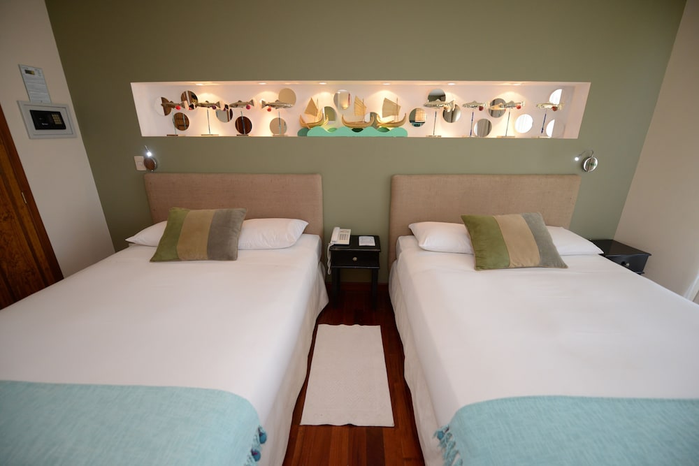 Premium Double Room, 2 Queen Beds, Balcony, Lake View photo 3