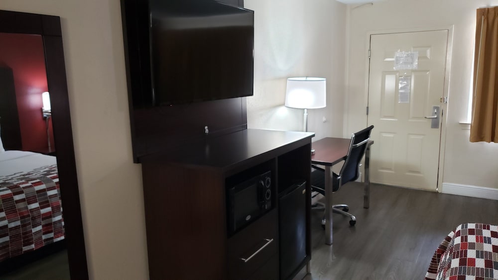 Deluxe Room, 1 King Bed, Accessible, Non Smoking (Roll-In Shower) - Photo 3