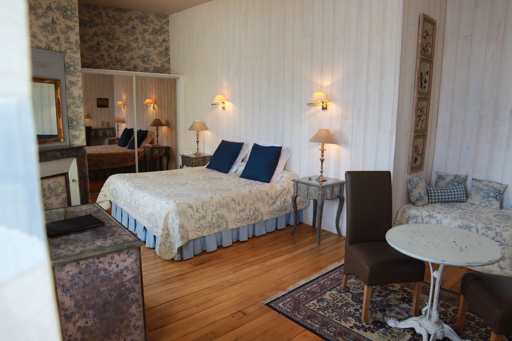 Superior Suite, 1 King Bed, Garden View photo 2