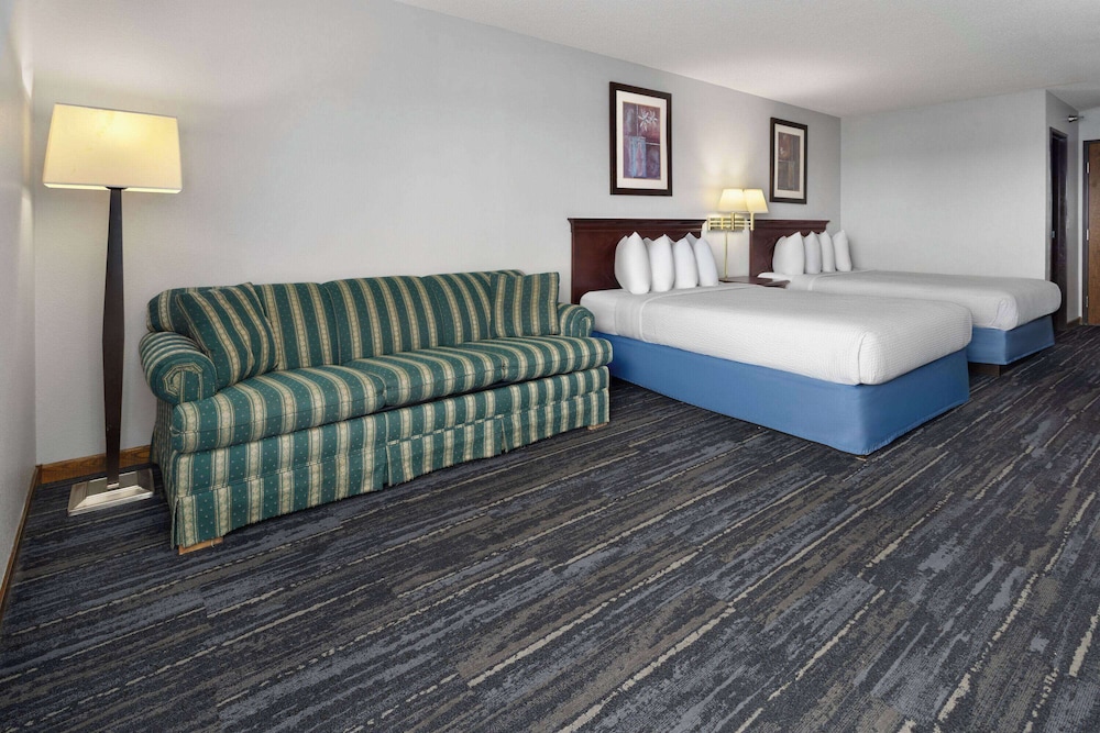 2 Queen Beds, Non-Smoking - Photo 4