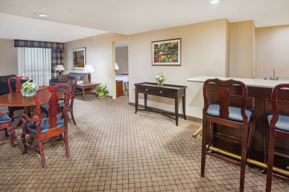 Suite, 2 Bedrooms, Jetted Tub photo 1