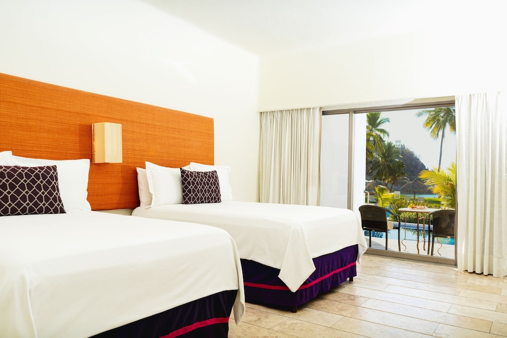 Deluxe two beds with pool sea view