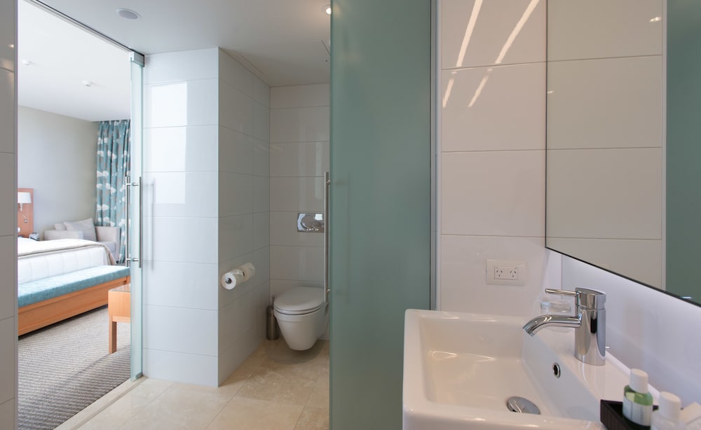 Premium Suite, 1 King Bed, Garden View thumbnail 6