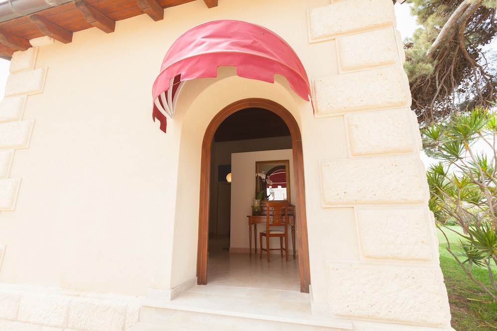 Deluxe Studio Suite, Hot Tub, Sea View - Photo 10