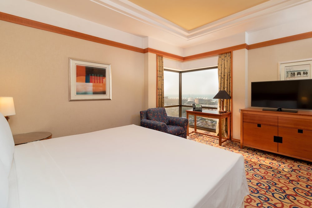 Premium Room, 1 King Bed, Pool View - Photo 2