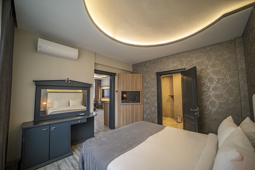 Deluxe Suite, 1 Queen Bed, Sea View, Sea Facing