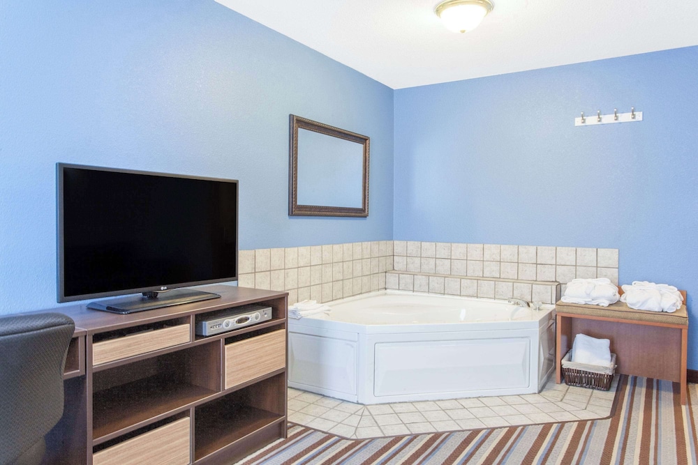 Deluxe Studio Suite, 1 King Bed, Non Smoking - Photo 1
