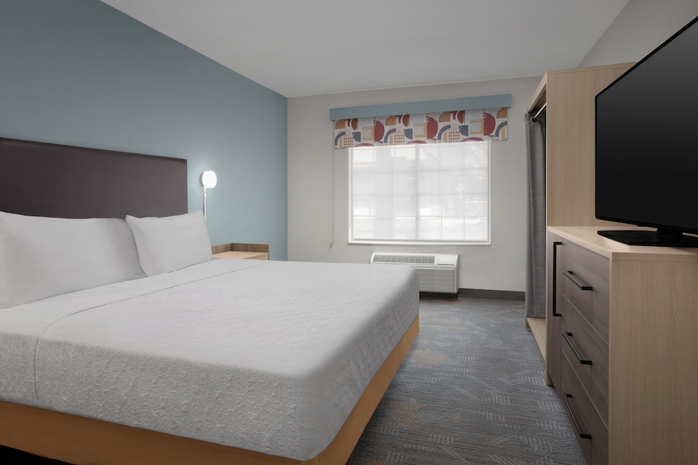 Suite, 1 King Bed, Accessible (Roll-In Shower) - Photo 3