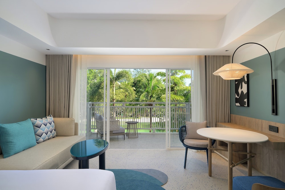Premium Room, 1 King Bed, Pool View (Deluxe) - Photo 4