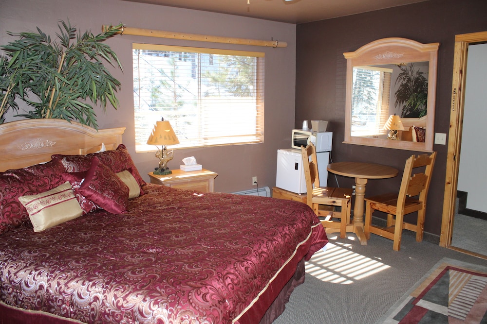 Room 305, Lion King Room ,1 King Bed