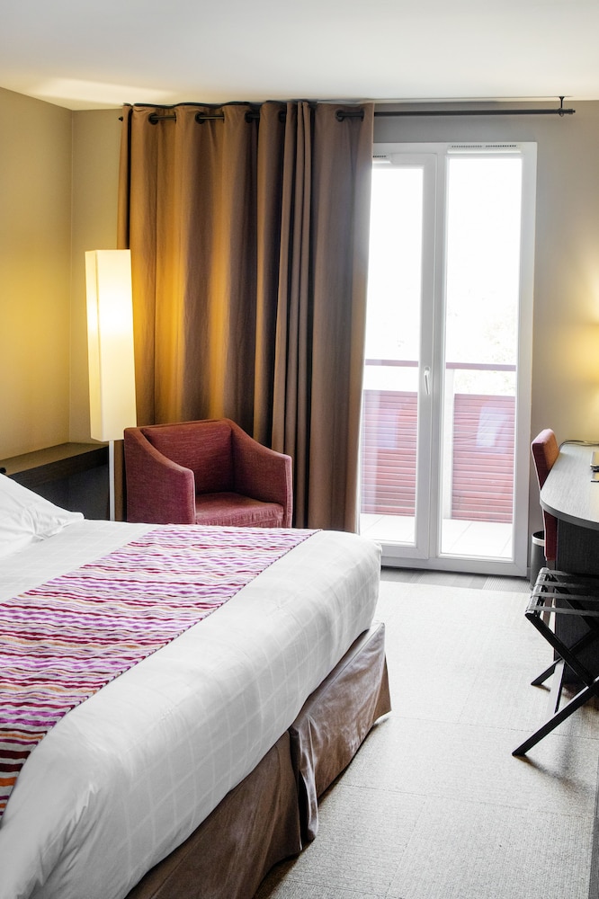 Standard Room, 1 Queen Bed - Photo 4