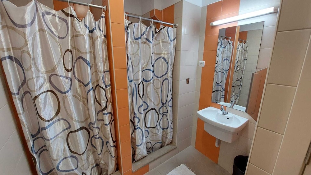 Shared Dormitory, Men only, Ensuite (1 bed in 8-bed Dorm) photo 3