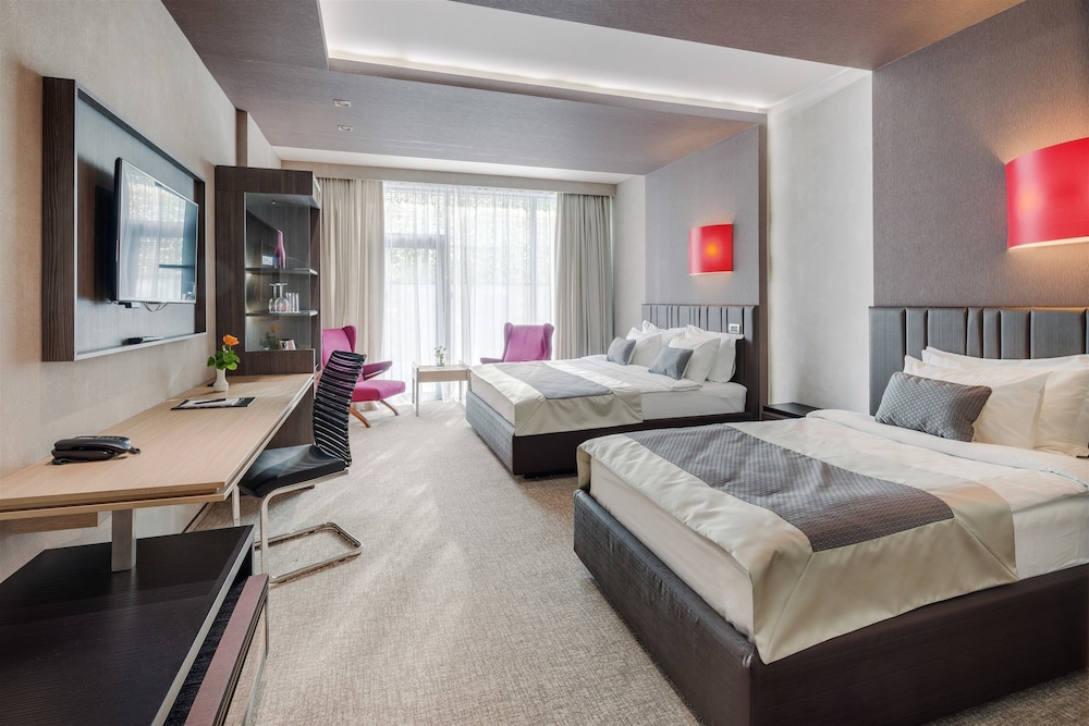Executive Twin Room, Balcony, Pool View photo 2