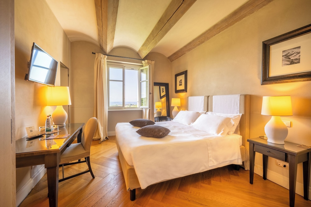 Deluxe Room, 1 Queen Bed, Private Bathroom photo 1