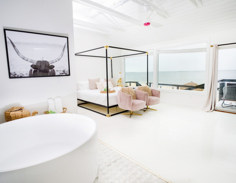 Luxury Suite, 1 King Bed, Bathtub, Ocean View photo 1