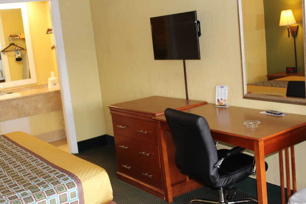 Room, 1 King Bed, Smoking - Photo 4