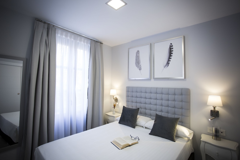 Deluxe Studio, 1 Bedroom, City View (11)