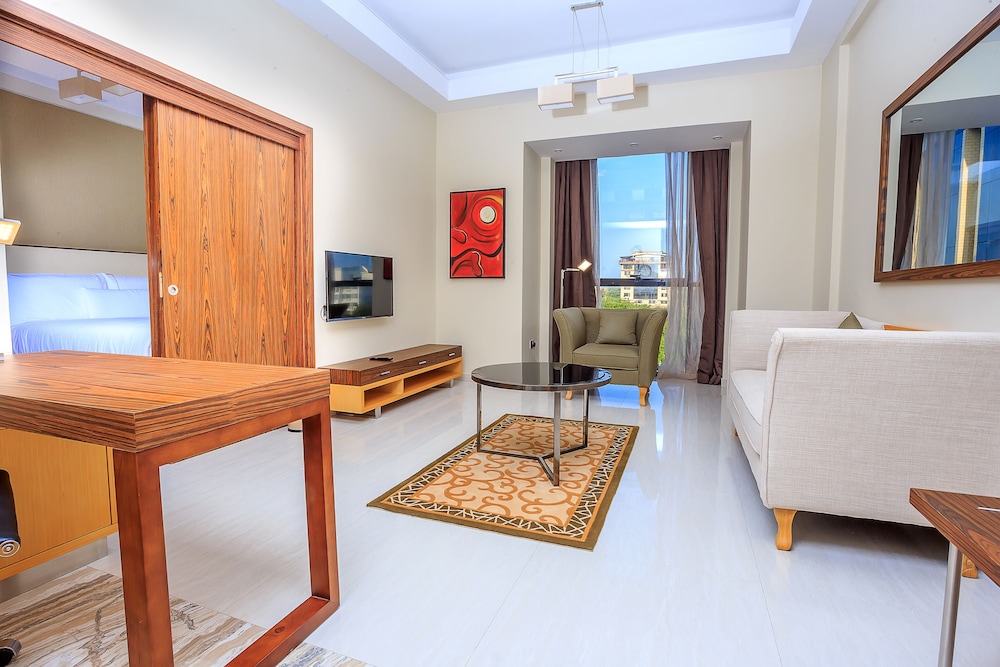 Superior Apartment, 1 Queen Bed, Poolside