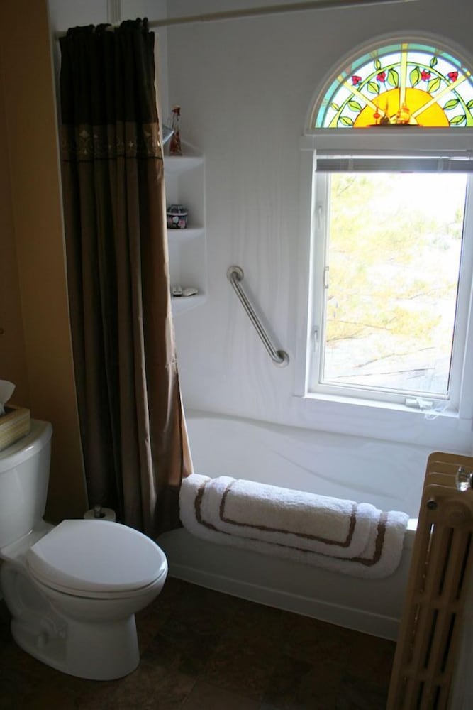 Room, 1 Queen Bed And 1 Sofa Bed, Ensuite, Ocean View (East Wing Room) photo 2