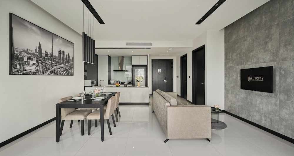 Executive Residence - Photo 2