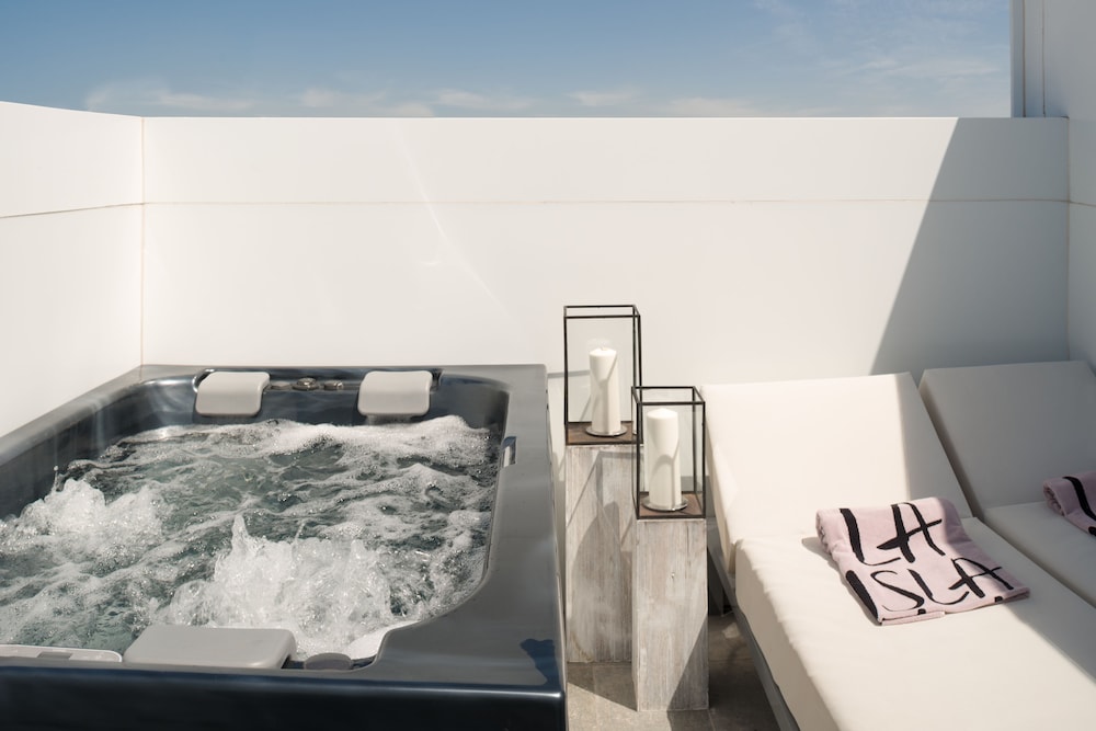 Deluxe Suite (4 adults) - Photo 6