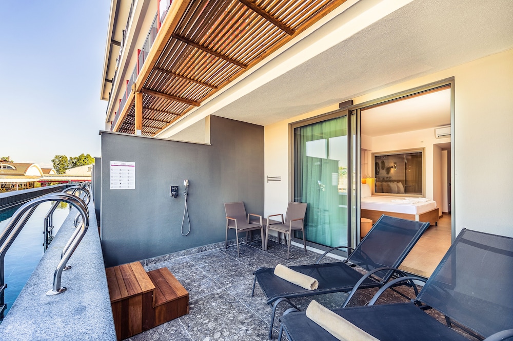 Elite Swim Up Room +13