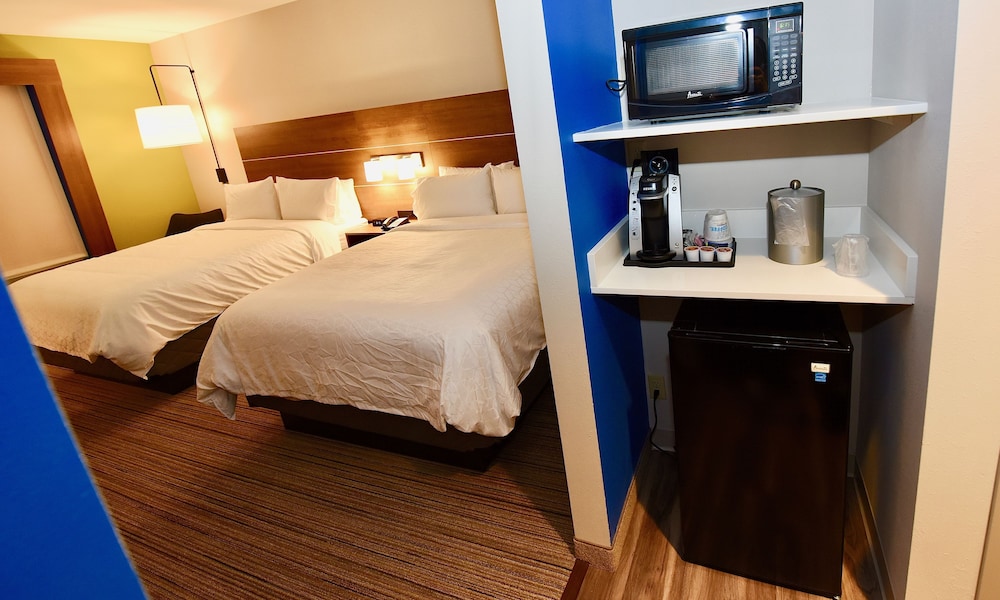Standard Room, 2 Queen Beds photo 2