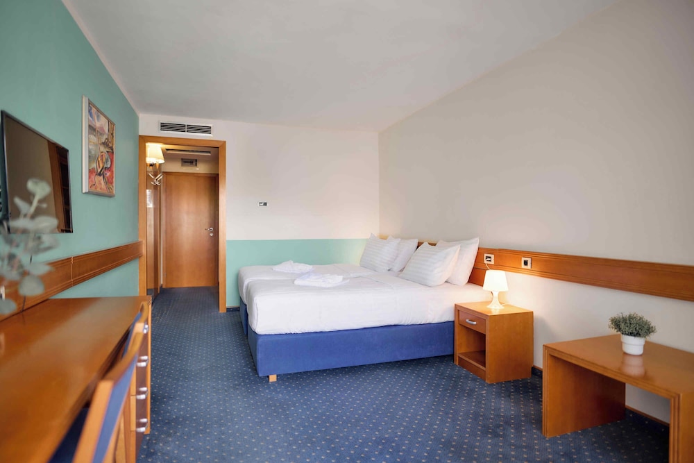 Standard Double or Twin Room - Photo 1