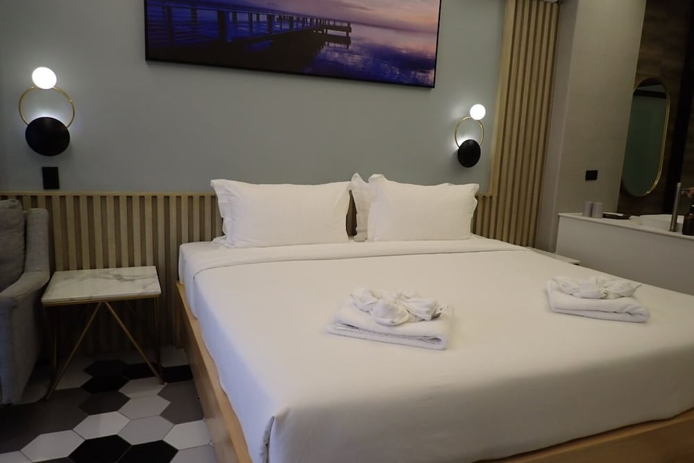 Deluxe Double Room, 1 King Bed, Non Smoking - Photo 5