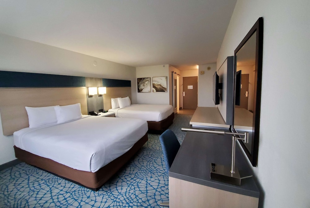 Standard Room, 2 Queen Beds (Bath/Shower Combo) - Photo 2